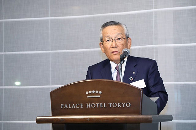 挨拶をする朝香理事長