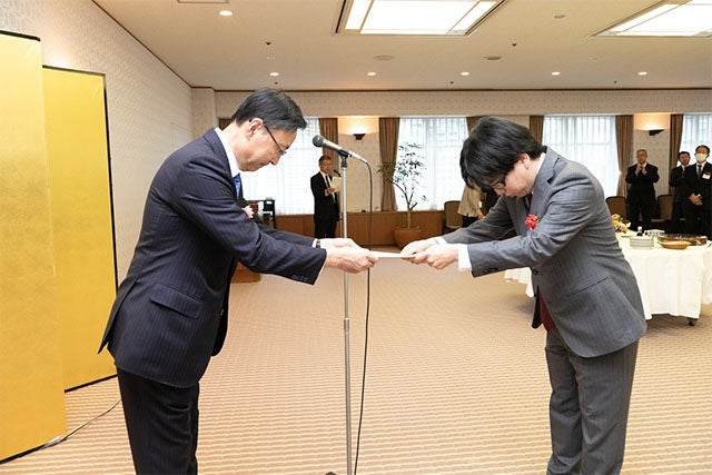 交付式 証書授与の様子