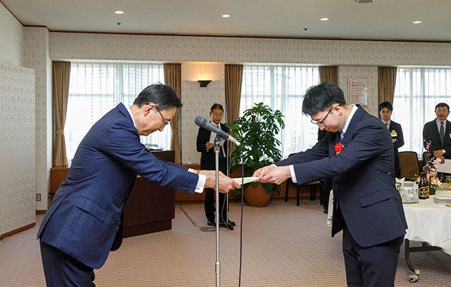交付式 証書授与の様子